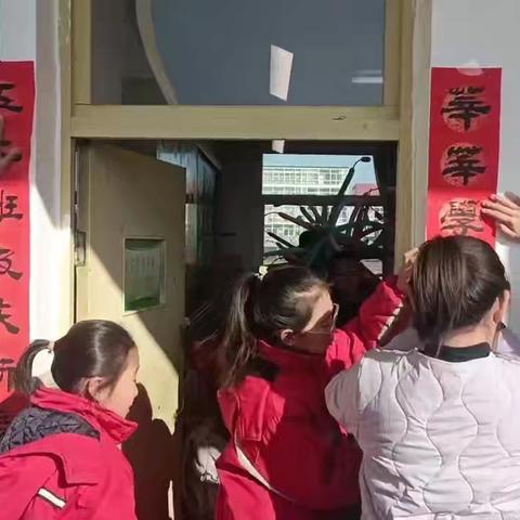 新年喜至心欢畅，共庆元旦笑语哗