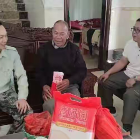 阜龙乡退役军人服务站开展重阳节走访慰问活动