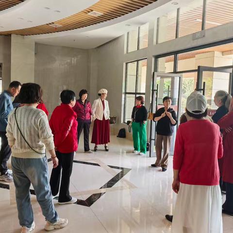 襄阳市老年大学生活应用系开展歌舞表演排练活动，缅怀革命先烈