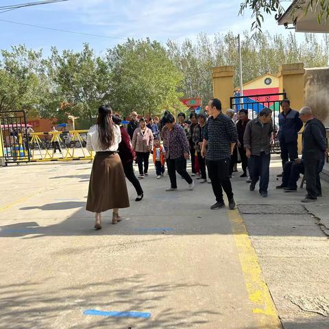 家长进校园，携手共成长——拳铺镇黄庄小学家长代表进校园活动