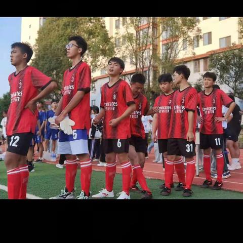 金秋九月，活力四射的校园足球杯开幕了，一起来观赏，高二13班精彩绝伦的足球赛吧