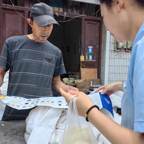 洋河新城支行开展菜场宣传残损币兑换知识活动