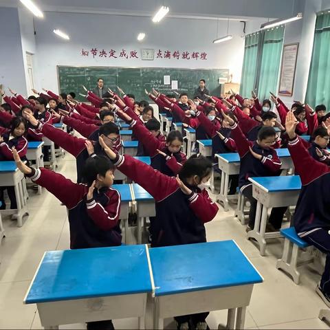 费县崇文学校“庆元旦，课桌舞比赛”