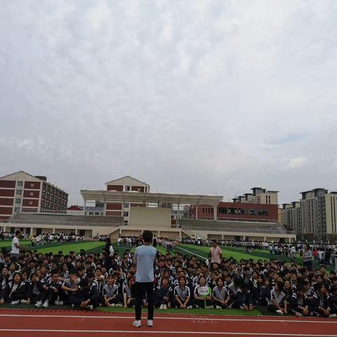 青春洋溢展风采  拔河比赛促团结——淮阳五星学校八年级拔河比赛纪实