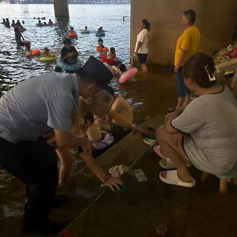 【朝农所】防溺水巡查中民警救助九旬老人