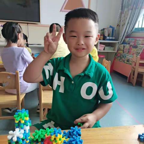 阳光幼儿园智慧二班王逸辰成长录