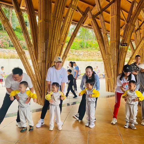 卓雅·牛津胜峰幼儿园“落叶知秋意，叶趣秋游行”亲子主题活动。