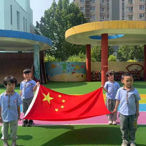 飘扬的旗帜下，儒娃聆听红色回响