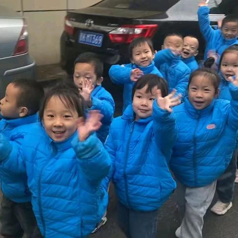 【童行消防队，致敬火焰蓝】 ——东方红幼儿园中二班参观消防站社会实践活动