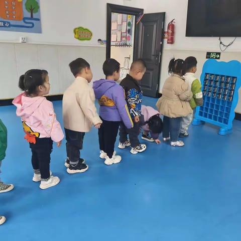 幼儿在园是否主动喝水、每天的喝水量是否适宜，都会直接影响到他们身体的正常发育和健康成长。家长朋友们也会担心孩子在幼儿园的喝水量够不够。