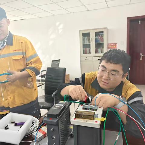 【学战保增】25HZ轨道电路器材更换 筑牢铁路运输“神经中枢”防线