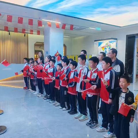 山河万里映军旗，青春奋进向国防