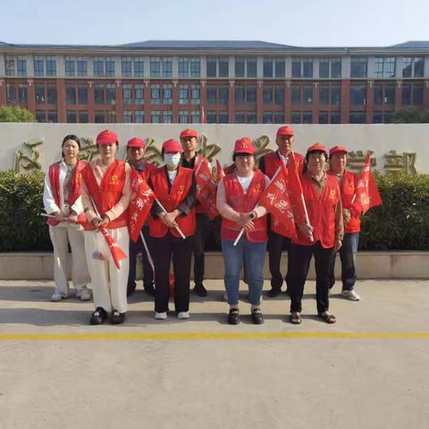 骄阳下的守护，爱与责任同行 ——召陵区实验中学小学部二八班护学岗执勤