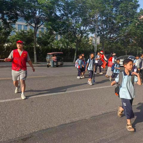 “岗”好有你！ 护学岗上的“安全伞” ——记召陵区实验中学小学部汾河路校区二八班家长护学岗志愿者活动纪实