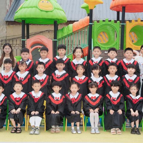 艾曲幼儿园毕业典礼邀请函