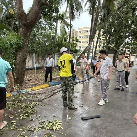 党员带头开展灾后重建义务劳动