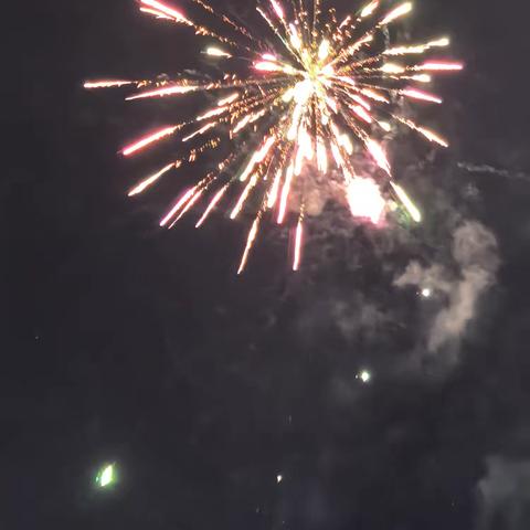 春节：灯火璀璨中的团圆与希望