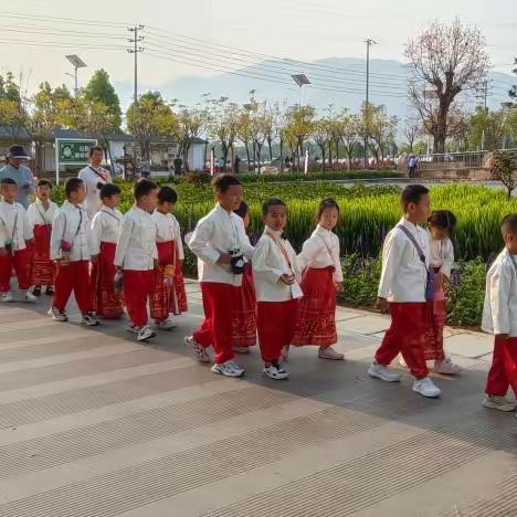 探秘中医文化 寻求研学之旅 一一云县县城中心幼儿园大班组社会实践活动