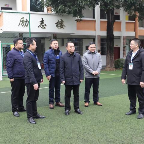 浓浓慰问情 温暖园丁心 ——右江区委书记王翔到百色市右江区逸夫小学慰问教师