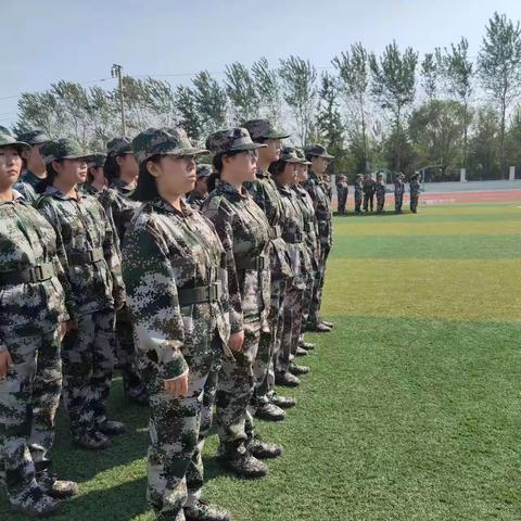 军训军训，锻炼心神；哨子一响，精神昂扬。