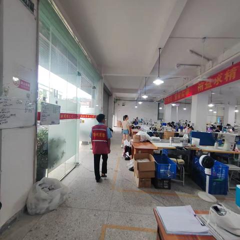 【银坑镇莲花社区文明实践站】开展“九小”场所大排查