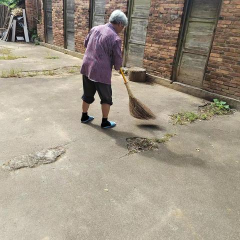 【银坑镇莲花社区】开展环境卫生大扫除活动