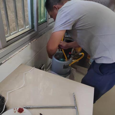 【银坑镇莲花社区】开展安装燃气报警器安全阀志愿活动