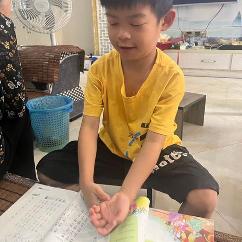 我是实验小学一（2）班王哲轩.今天做的实验是《拉不开的书》。
