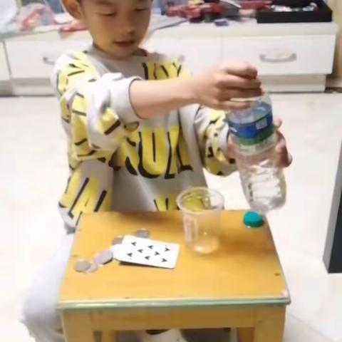 一2班的王哲轩  ，科学实验不会掉的硬币