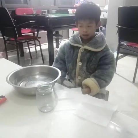 科学小实验《不会湿的纸巾》——实小一（2）王哲轩