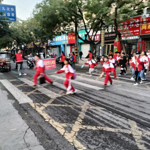 天使之翼，家校为学生保驾护航——今天兴安小学二年级十班为孩子保驾护航！