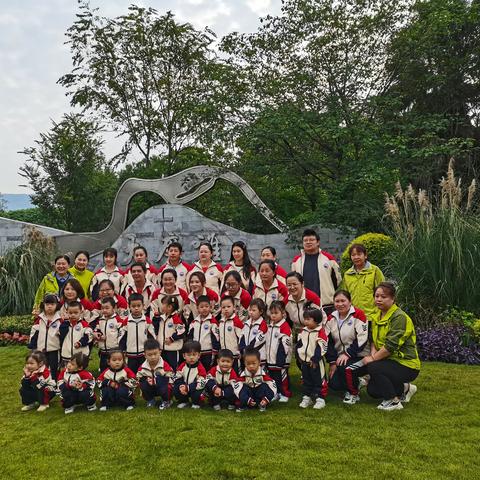 踏秋趣步  “幼”见秋叶——北碚区双凤幼儿园小一班亲子秋游活动