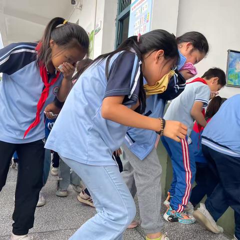 《消防员进校园，筑牢安全“防火墙”》 ———泉江堰小学消防演练纪实 ‍ ‍ ‍ ‍