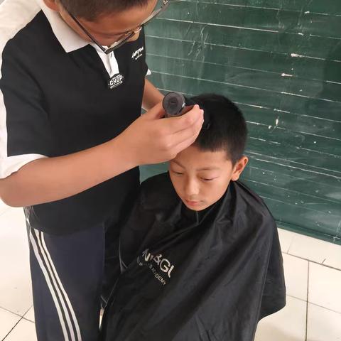 班级里的小小理发师