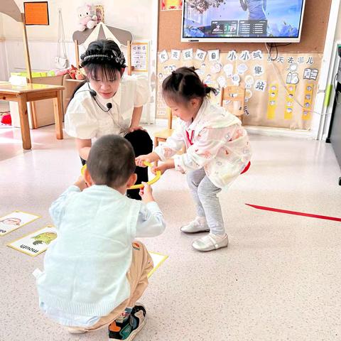 阳光森林幼儿园10月英语师幼互动瞬间