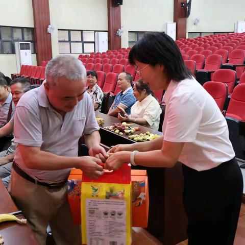 杏坛耕耘三十载，桃李芬芳敬芳华 ——我校隆重举行从教三十年及以上教龄教师座谈会