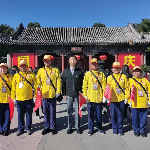 颐和园人山人海   引导员热心帮扶