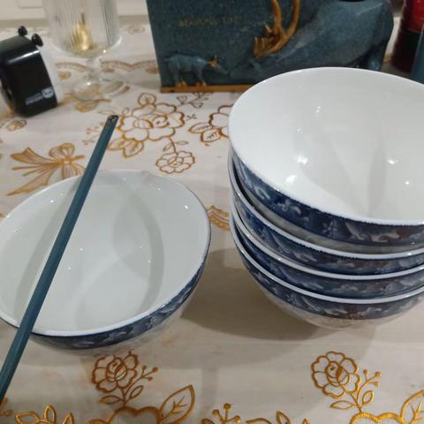 五个大小相同的碗，一根筷子，水