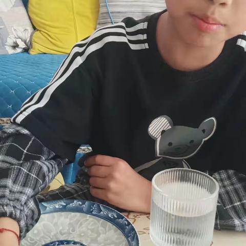 实验器材：一个盘子、一个没有水的杯子、一个有水的杯子和一枚硬币。