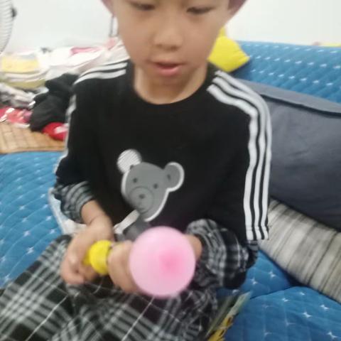 实验小学2（三）班:毛默轩     《带电的气球🎈》                  实验材料：两个气球、一张硬纸板和一根纸绳。