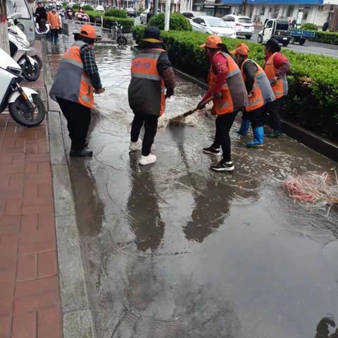 雨后忙清扫，环卫在行动