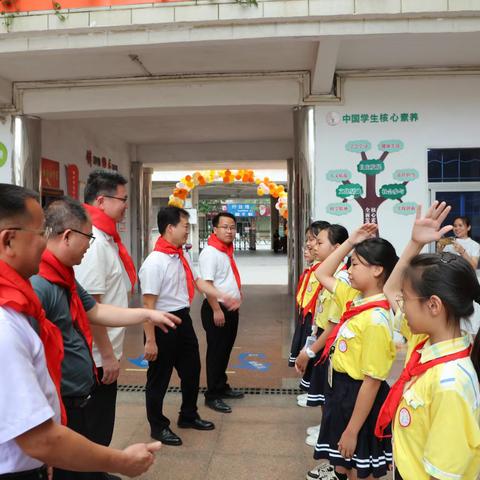 龙圩区委副书记、区长吴情操一行莅临梧州市龙圩第一实验小学开展“六一”慰问活动