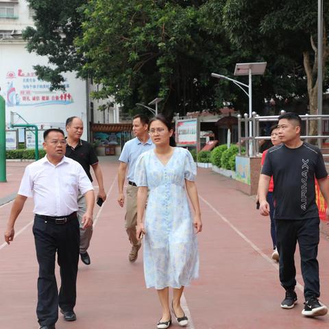 龙圩区副区长陈敏一行深入梧州市龙圩第一实验小学督导检查全国双拥模范城迎检示范点创建工作