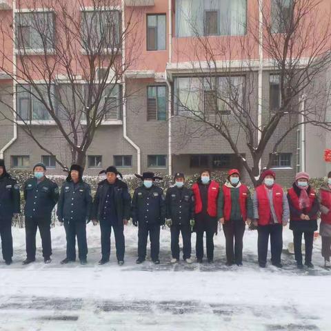 东蒙物业清扫积雪暖人心。                    下雪是景，除雪是情。