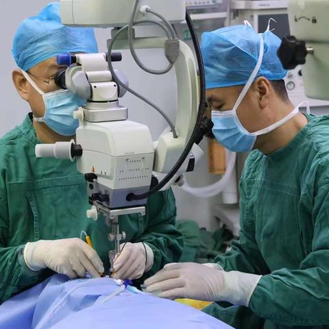 胡悦东教授莅临我院开展眼科多维度诊疗活动