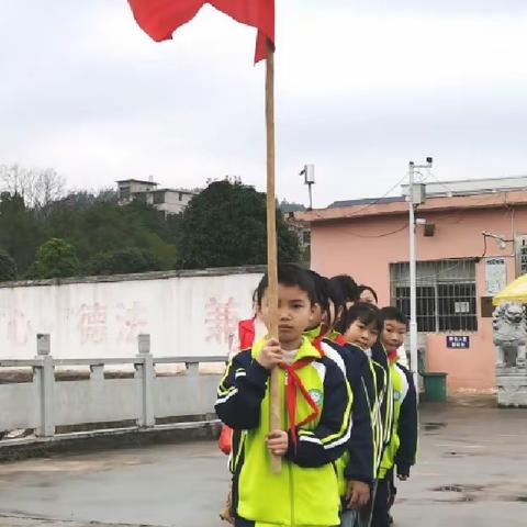 横下小学四一中队开展学雷锋献爱心，走进五保户送温暖活动