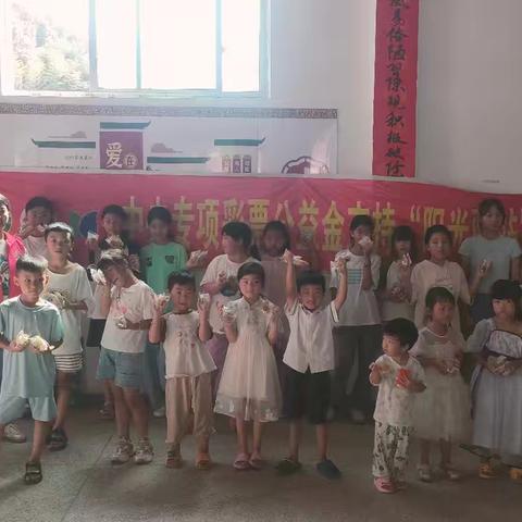横峰县龙门畈乡童家村阳光驿站开展《月满金秋 “饼”承情怀》 主题活动