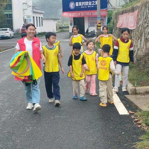 横峰县龙门畈乡童家村阳光驿站开展“秋日探秘 指尖拾趣”户外主题活动