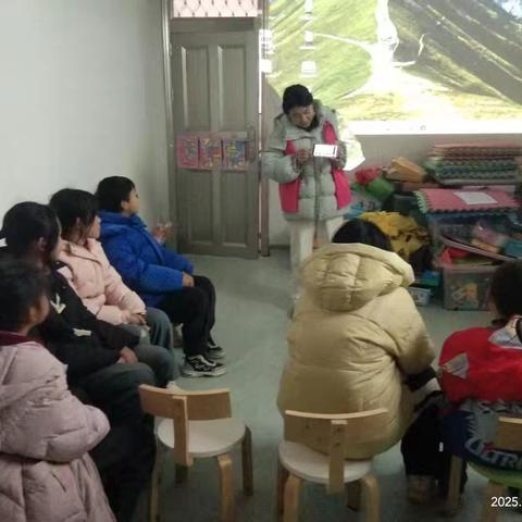 横峰县龙门畈乡童家村阳光驿站开展“阅读伴成长，书香润童心”主题活动