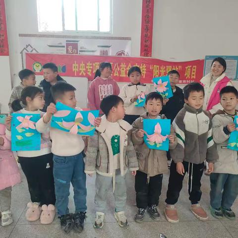 横峰县龙门畈乡童家村阳光驿站开展“爱心妈妈 温暖同行”三八妇女节主题活动